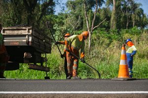 EPR Paraná inicia a semana com frentes de pavimentação e conservação viária nesta segunda (24)