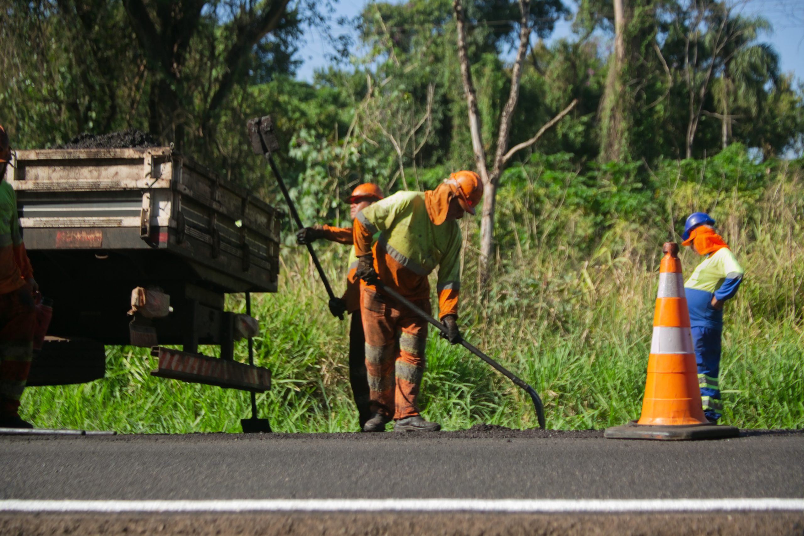 EPR Paraná inicia a semana com frentes de pavimentação e conservação viária nesta segunda (24)