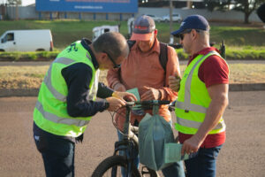 Ação da EPR Paraná orienta ciclistas e distribui sinalizadores de LED na BR-376