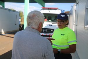 EPR Paraná promove ação educativa para ciclistas e distribui sinalizadores de LED na BR-376