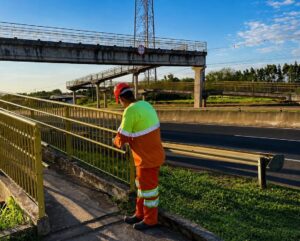 Passarela na BR-376, em Paranavaí, recebe manutenção preventiva nesta terça (4) e quarta-feira (5)