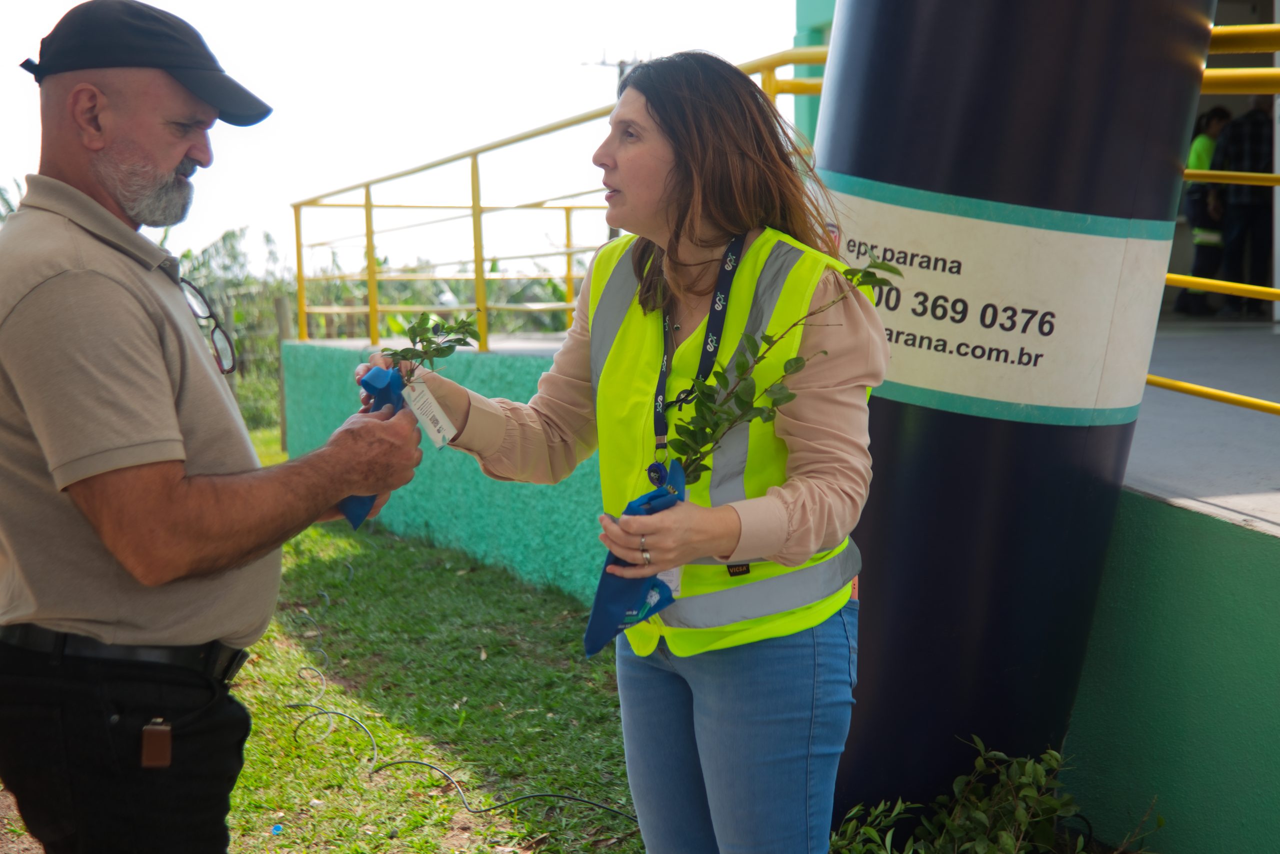 Com foco na conscientização ambiental, EPR Paraná distribui mudas nativas em celebração ao Dia da Árvore
