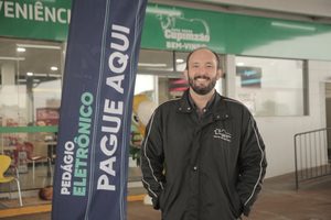 EPR Paraná facilita serviços aos motoristas e fortalece a economia local com totens em comércios para pagamento do pedágio eletrônico